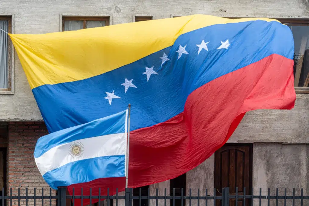 La bandera de Venezuela flamea junto a la Argentina en las calles de Río Gallegos - Foto: OPI Santa Cruz