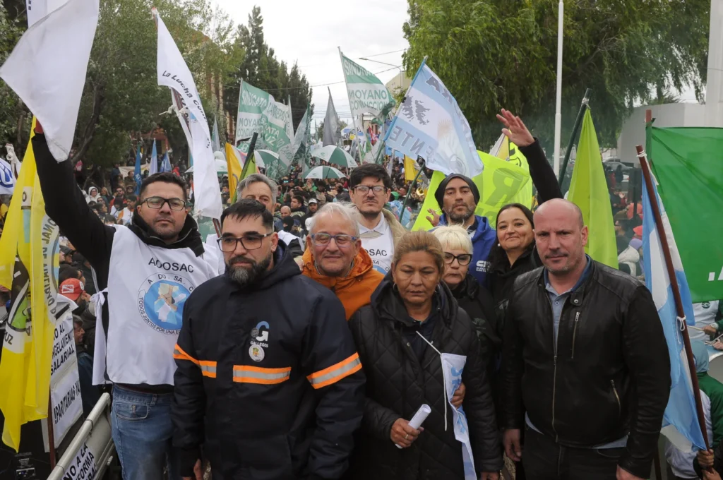 Multitudinaria marcha contra la reforma laboral en Río Gallegos - Foto: OPI Santa Cruz/Francisco Muñoz