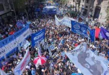 La CGT marcha a Plaza de Mayo con duro reclamo La CGT rechazó la reforma laboral en una jornada violenta - Foto: NA