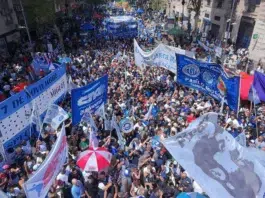 La CGT rechazó la reforma laboral en una jornada violenta - Foto: NA