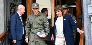 Javier Milei recibe Nahuel Gallo el gendarme liberado tras la caída del régimen venezolano Los chantas comenzaron a jugar su carrera de postas usando al gendarme Gallo para dirimir sus peleítas internas entre políticos improvisados y chorros consuetudinarios - Foto: NA