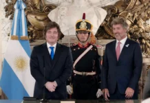 Javier Milei toma juramento a Mahiques como nuevo ministro Javier Milei toma juramento a Mahiques como nuevo ministro - Foto: NA