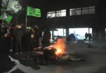ATE va a un paro de 96 horas por reclamo salarial Se desborda el conflicto social en Santa Cruz. Detuvieron a dos dirigentes de ATE en Las Heras, hay tomas de edificios públicos, traslado de detenidos y un juez en la mira - Foto: OPI Santa Cruz/Francisco Muñoz