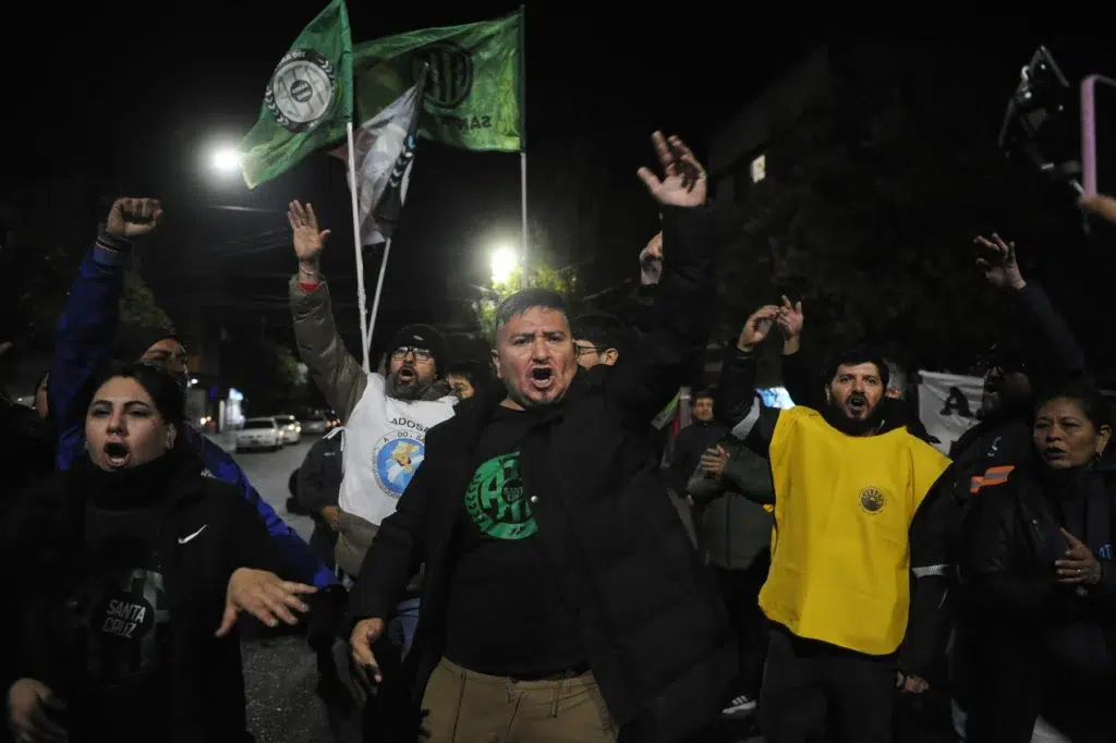 Se desborda el conflicto social en Santa Cruz. Detuvieron a dos dirigentes de ATE en Las Heras, hay tomas de edificios públicos, traslado de detenidos y un juez en la mira - Foto: OPI Santa Cruz/Francisco Muñoz