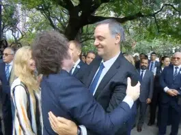 Manuel Adorni suma defensa legal por sus viajes internacionales