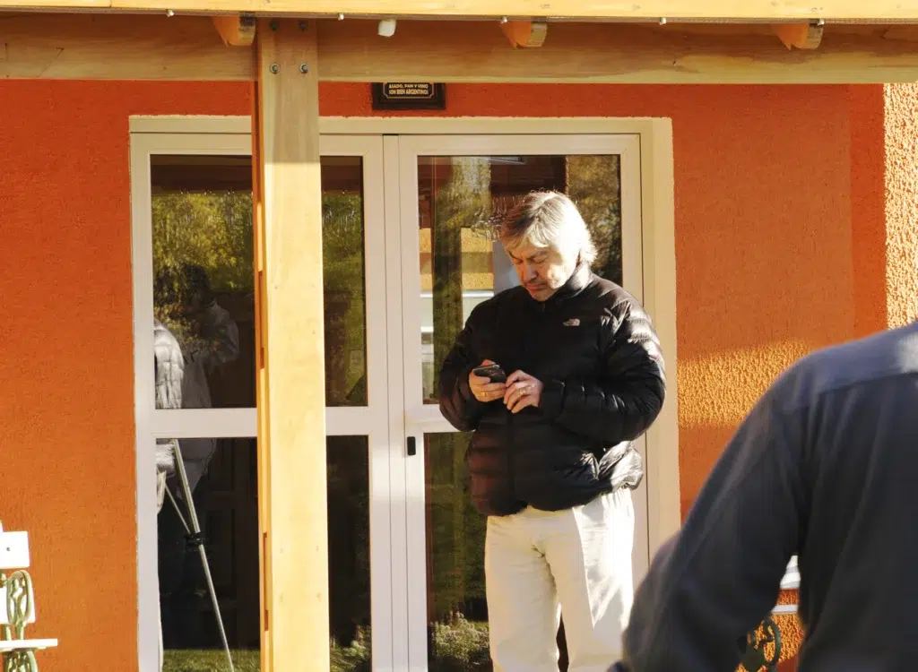 Lázaro Báez en la puerta de la chacra 39 en Río Gallegos - Foto: OPI Santa Cruz/Francisco Muñoz