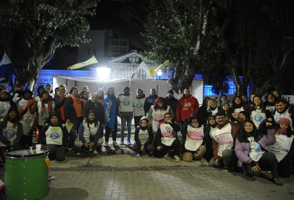 Marcha de antorchas en Río Gallegos pidiendo paritarias - Foto: OPI Santa Cruz/Francisco Muñoz