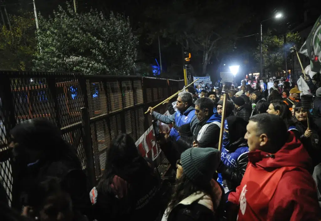 Marcha de antorchas en Río Gallegos pidiendo paritarias - Foto: OPI Santa Cruz/Francisco Muñoz
