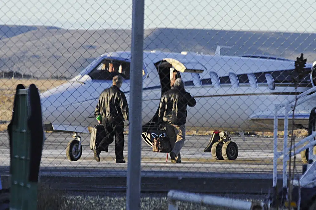 Lázaro Báez abordando su avión LV-ZSZ en Río Gallegos - Foto: OPI Santa Cruz/Francisco Muñoz