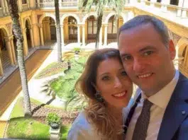 El jefe de Gabinete Manuel Adorni junto Bettina Julieta Angeleti