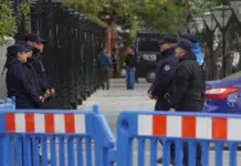 Otra vez la amenaza del Proyecto de Emergencia convulsiona al gobierno y sindicatos. A esto se suma a un despliegue inusual de la policías en la ciudad La Policía de Santa Cruz, despliega un fuerte operativo en inmediaciones de la Casa de Gobierno - Foto: OPI Santa Cruz