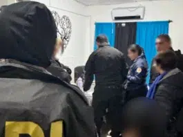 La policía allanó dos viviendas de alumnos vinculados con las amenazas de tiroteo