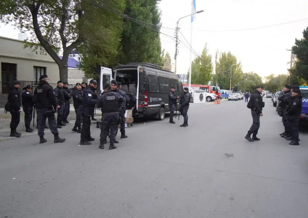 La Policía de Santa Cruz, despliega un fuerte operativo en inmediaciones de la Casa de Gobierno - Foto: OPI Santa Cruz