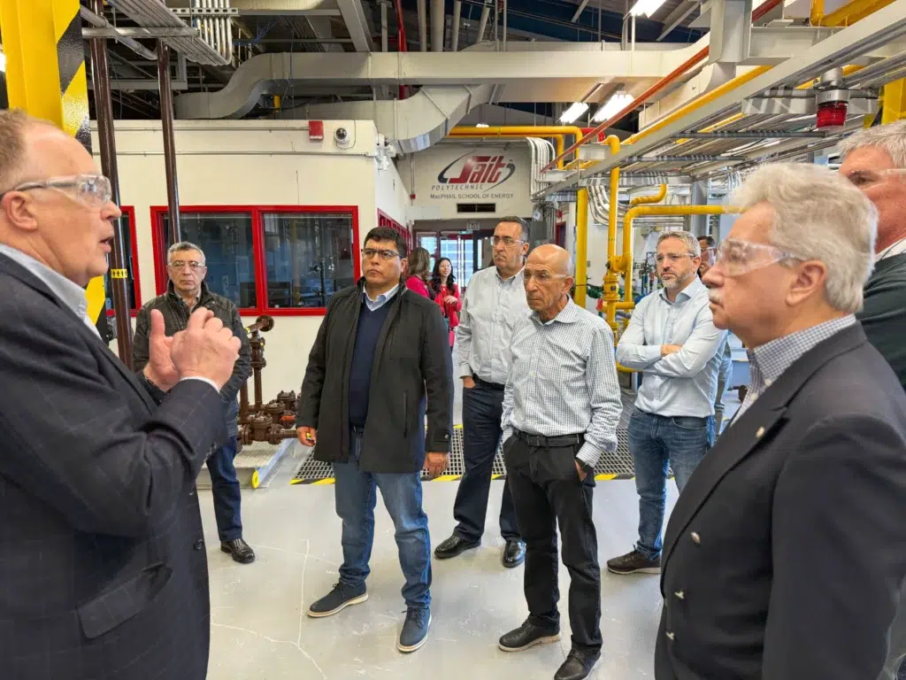 Mientras Claudio Vidal se va a Canadá, los gremios amenazan la paz social y el gobierno carece de herramientas (o interés) para evitarlo