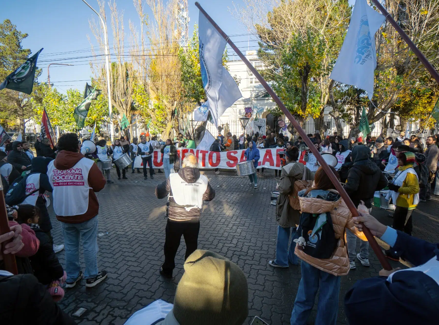 Estatales paralizan la provincia por reclamo salarial urgente - Foto: OPI Santa Cruz Estatales paralizan la provincia por reclamo salarial urgente - Foto: OPI Santa Cruz