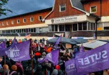 Docentes del SUTEF paran por 48 horas en reclamo salarial El gremio SUTEF frente a la casa de gobierno -