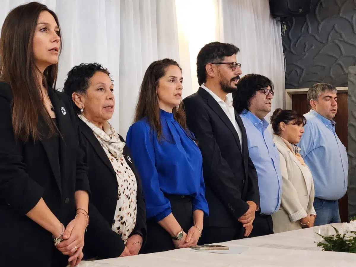 Parte de la renovada comisión directiva de APEL
