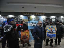 Crisis policial sin solución. Cuarto intermedio, manifestación, adhesión de la oficialidad y los retirados que ingresaron a la Jefatura en calidad de protesta - Foto: OPI Santa Cruz/Francisco Muñoz