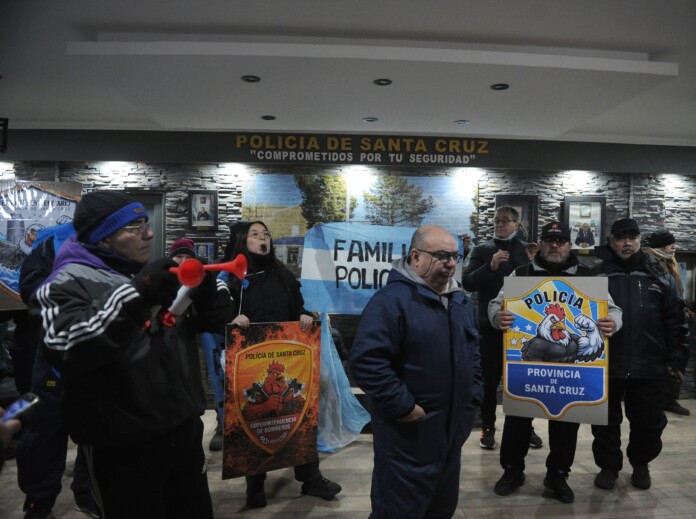 Crisis policial sin solución. Cuarto intermedio, manifestación, adhesión de la oficialidad y los retirados que ingresaron a la Jefatura en calidad de protesta
