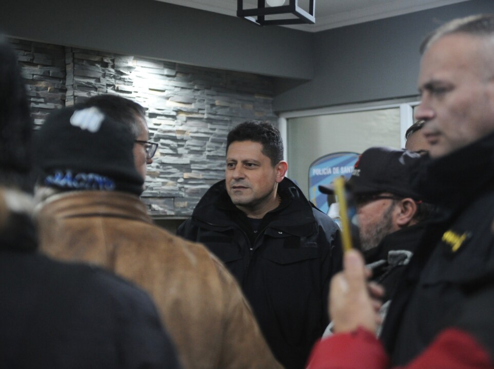 Crisis policial sin solución. Cuarto intermedio, manifestación, adhesión de la oficialidad y los retirados que ingresaron a la Jefatura en calidad de protesta - Foto: OPI Santa Cruz/Francisco Muñoz