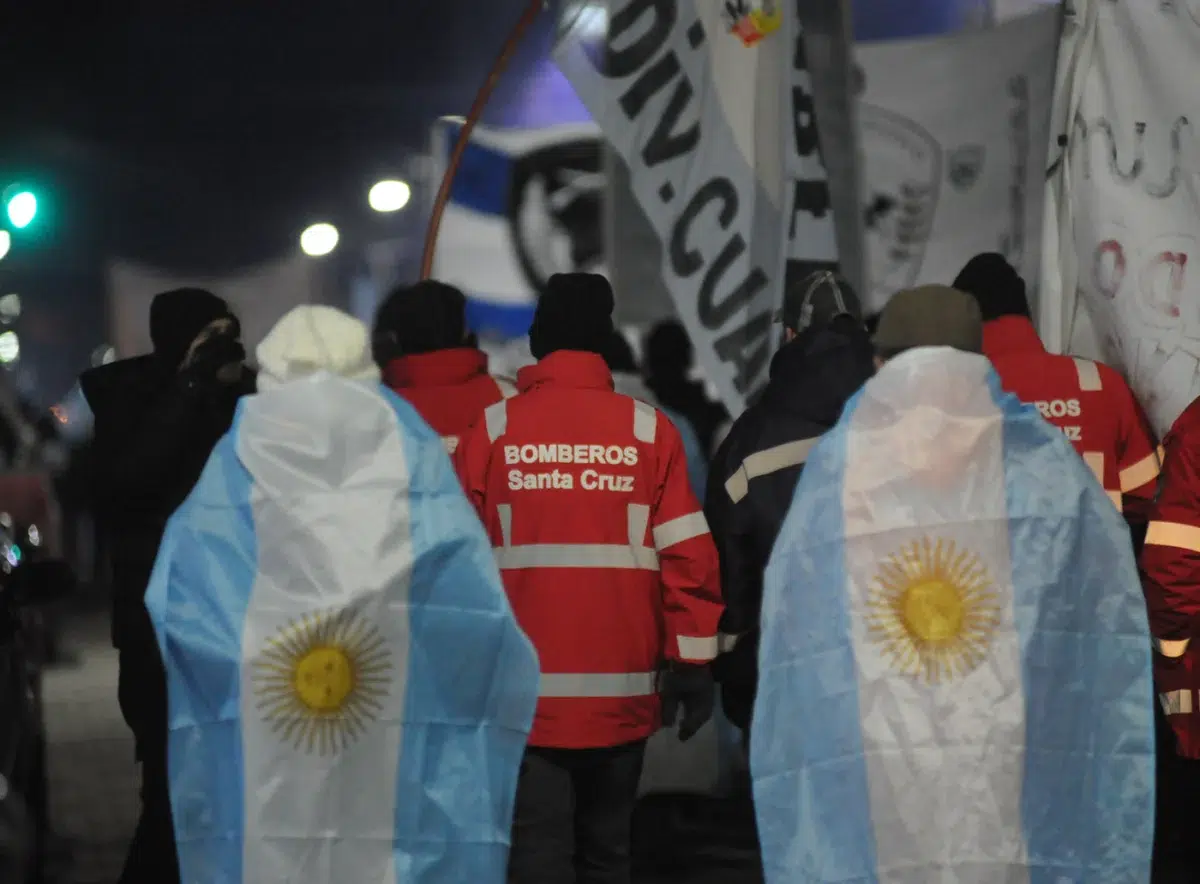 https://www.opisantacruz.com.ar/wp-content/uploads/2026/06/Marcha-policia-bomberos-1200x884.webp