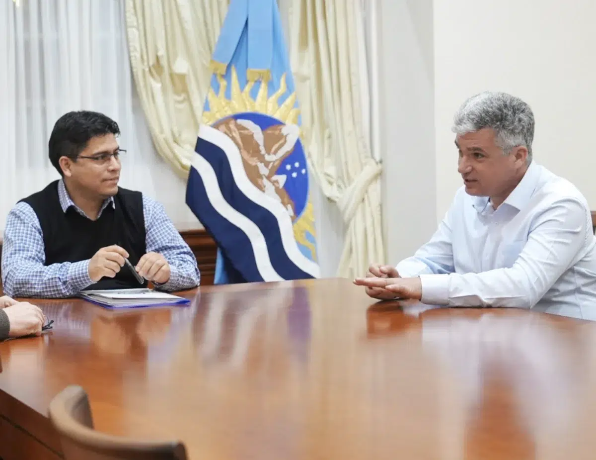 El Gobernador Claudio Vidal junto a Matías Cortijo presidente de Servicios Públicos Sociedad del Estado -