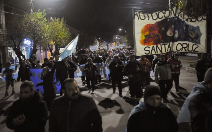 Gran movilización de policías en la provincia. En la capital coparon la cuadra de la Residencia del gobernador e insultaron al gobierno