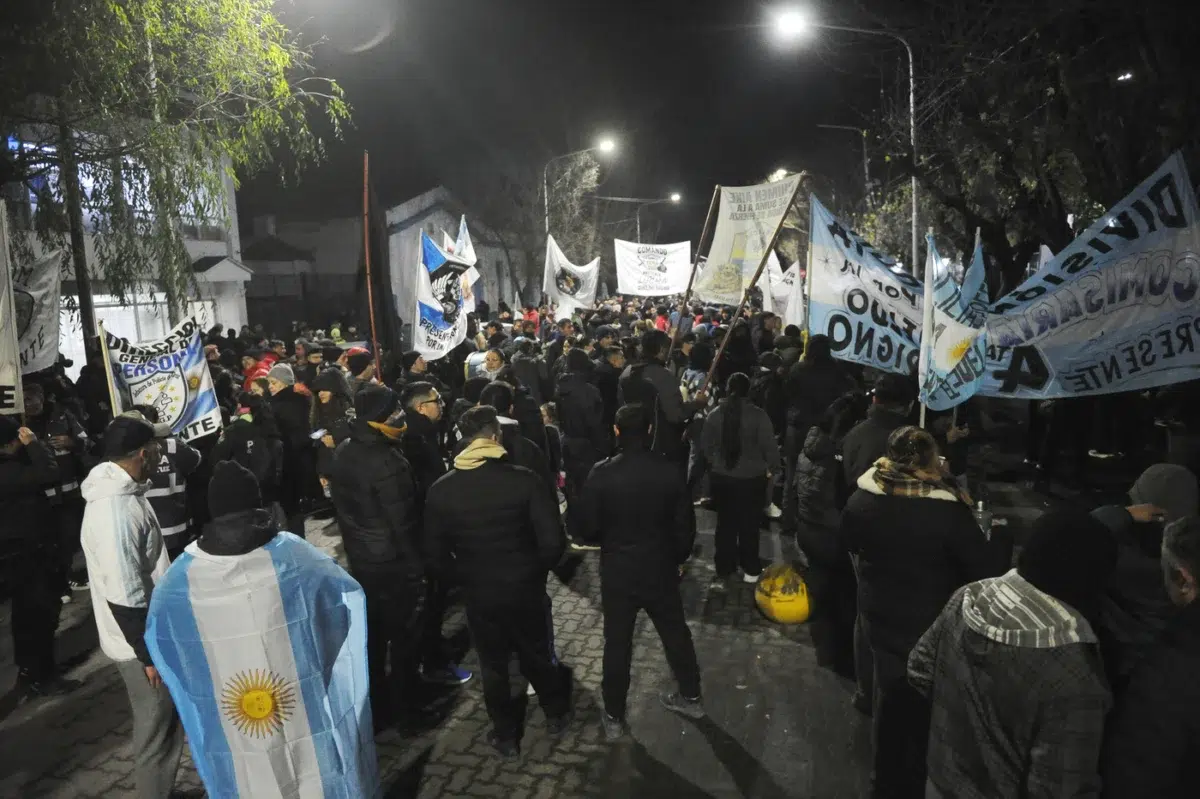 La crisis policial escala en la provincia, aprietes y amenazas de la cúpula enciende el rechazo de las bases y hay signos claros de un autoacuartelamiento inminente