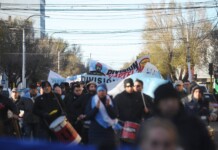 ¿Parte del acuerdo con Milei?. Nación se mete en el conflicto policial, amenaza y tensa la cuerda. El gobierno provincial está rebasado y no encuentra la salida Los autoconvocados de la policía de Santa Cruz, participaron del izamiento en el centro de Río Gallegos - Foto: OPI Santa Cruz/Francisco Muñoz