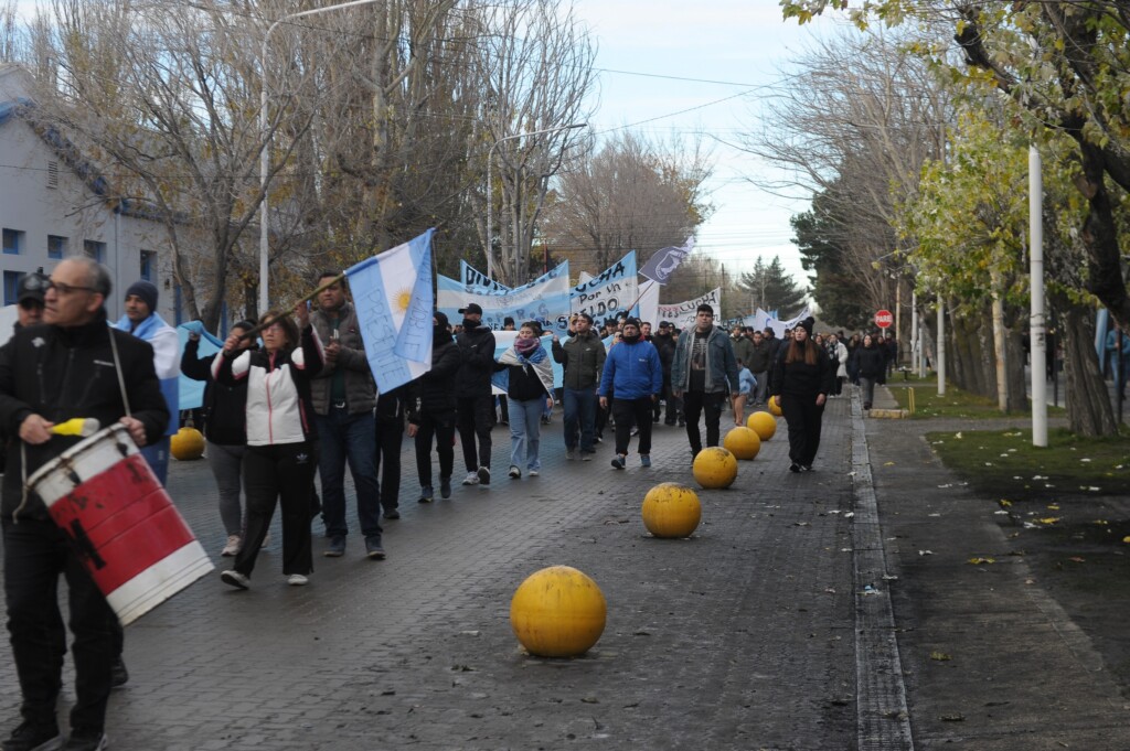 Los Policías de Santa Cruz marcharon este domingo en Río Gallegos reclamando un salario digno - Foto: OPI Santa Cruz/Francisco Muñoz