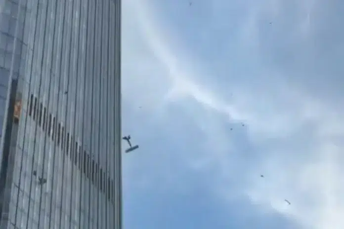 Aeronave deportiva colisiona contra rascacielos de 528 metros en Pekín