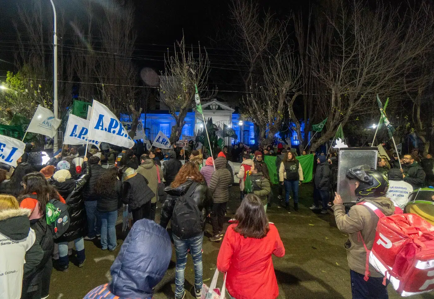 Estatales marcharon en Río Gallegos contra la oferta salarial Estatales marcharon en Río Gallegos contra la oferta salarial
