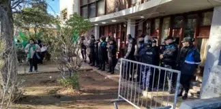 Tres detenidos y cinco policías heridos en una manifestación de ATE en Comodoro Rivadavia Tres detenidos y cinco policías heridos en una manifestación de ATE en Comodoro Rivadavia