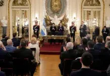 Javier Milei tomó juramento a Diego Santilli Javier Milei tomó juramento a Diego Santilli - Foto: Presidencia