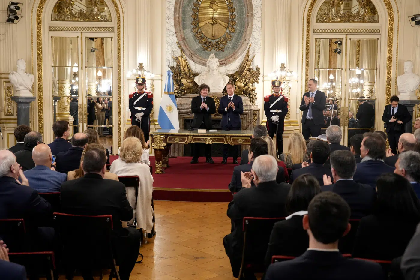 Javier Milei tomó juramento a Diego Santilli - Foto: Presidencia Javier Milei tomó juramento a Diego Santilli - Foto: Presidencia