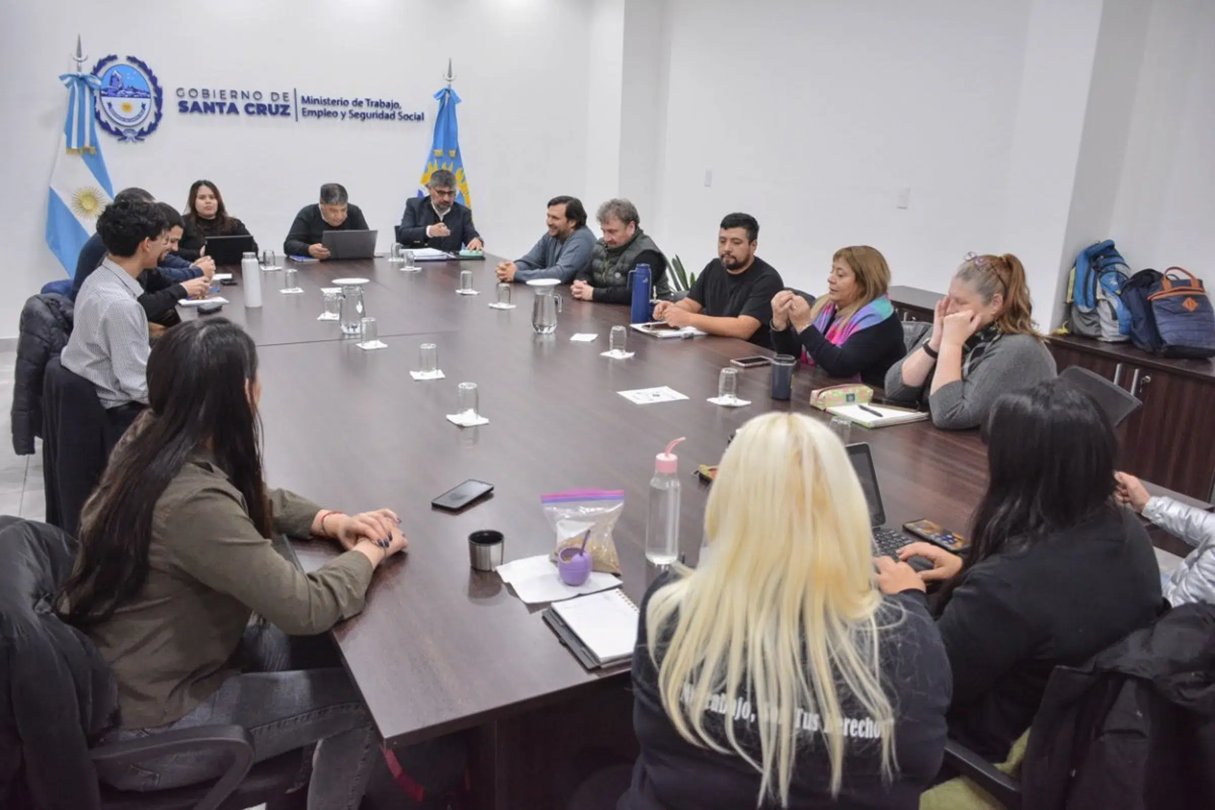 Gobierno ofreció 13% a estatales, hubo rechazo y se reúnen otra vez el viernes Gobierno ofreció 13% a estatales, hubo rechazo y se reúnen otra vez el viernes