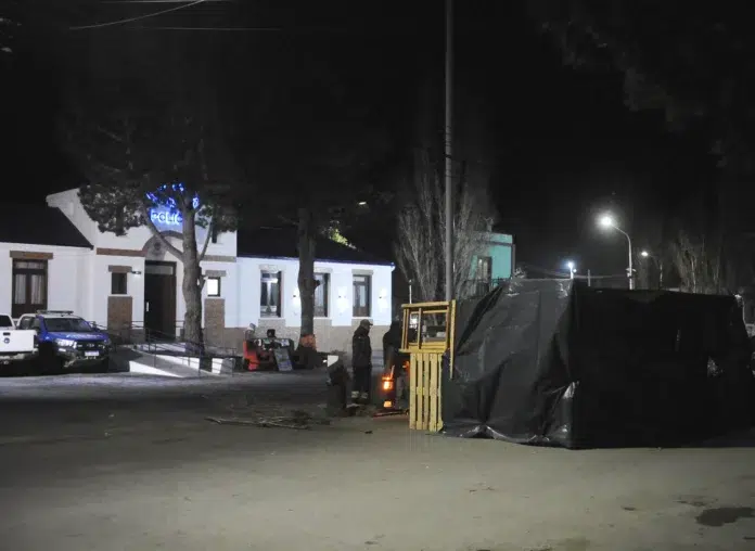 Sin acuerdo paritario con el gobierno, la policía de Santa Cruz redobla su presencia con carpas frente a la Jefatura, la Residencia del Gobernador y la casa de gobierno