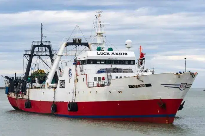 Un marinero cayó al mar y es buscado intensamente frente a las costas de Santa Cruz