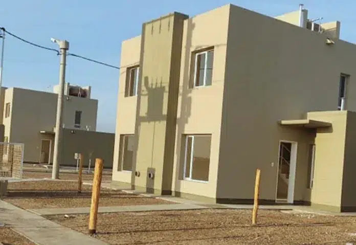 Le quitaron una vivienda social porque cobraba un alquiler de 300 mil pesos