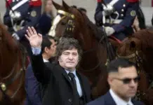 Javier Milei enfrenta una desaprobación récord del 61% Milei frena las críticas a la Iglesia para asegurar la visita papal - Foto: NA