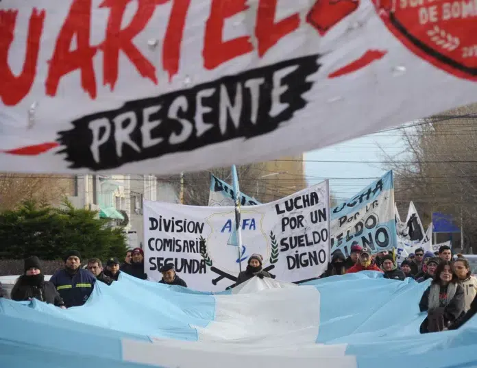 Policías encadenados en la reja ¿Permitirán mañana el ingreso de funcionarios y personal a casa de gobierno? - Foto: OPI Santa Cruz/Francisco Muñoz