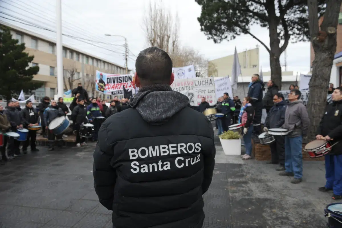Efectivos policiales: rotundo rechazo a la oferta del Gobierno - Foto: OPI Santa Cruz/Francisco Muñoz
