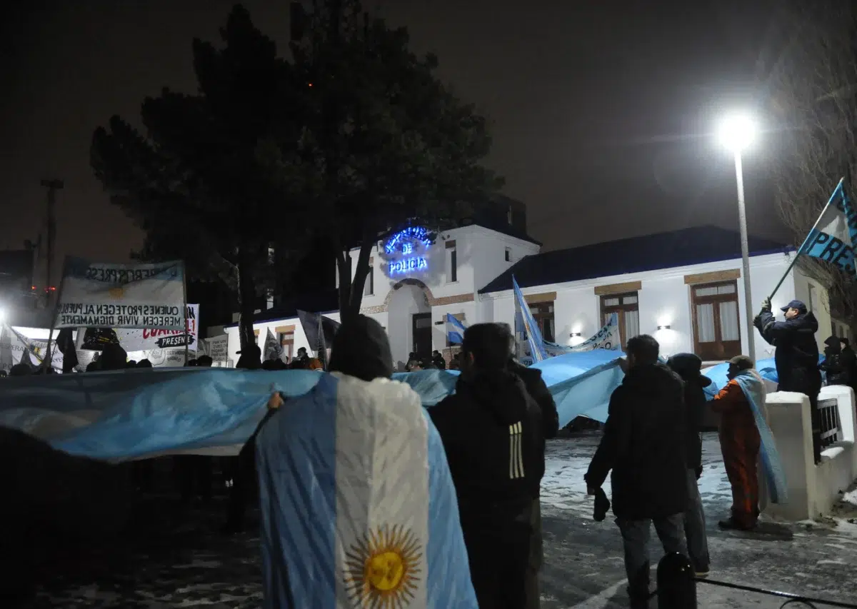 Policías Autoconvocados resisten en las carpas bajo una fuerte nevada - Foto: OPI Santa Cruz/Francisco Muñoz