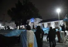 Un Decreto del gobierno que no logra destrabar el conflicto policial. El Ejecutivo persiste en la idea de obligar la aceptación de un salario que no fue aceptado por las bases Policías Autoconvocados resisten en las carpas bajo una fuerte nevada - Foto: OPI Santa Cruz/Francisco Muñoz