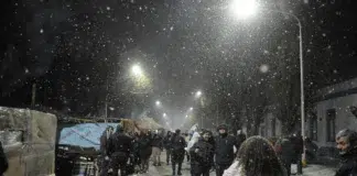 Policías Autoconvocados de Santa Cruz resisten en las carpas bajo una fuerte nevada Policías Autoconvocados resisten en las carpas bajo una fuerte nevada - Foto: OPI Santa Cruz/Francisco Muñoz