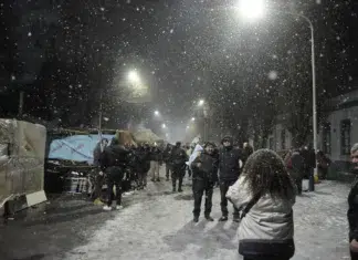 Policías Autoconvocados de Santa Cruz resisten en las carpas bajo una fuerte nevada Policías Autoconvocados resisten en las carpas bajo una fuerte nevada - Foto: OPI Santa Cruz/Francisco Muñoz