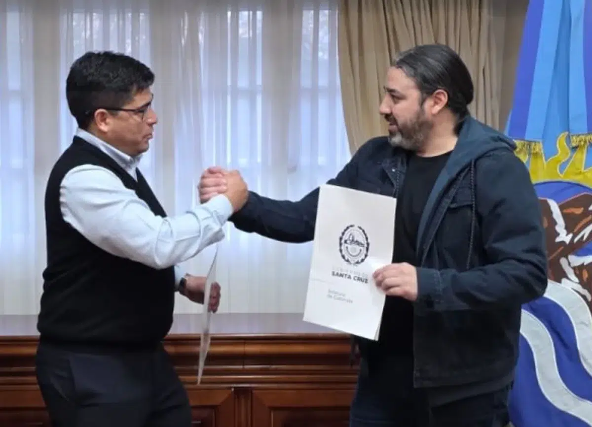 intendente de Pico Truncado Pedro Anabalón junto al Gobernador Claudio Vidal -