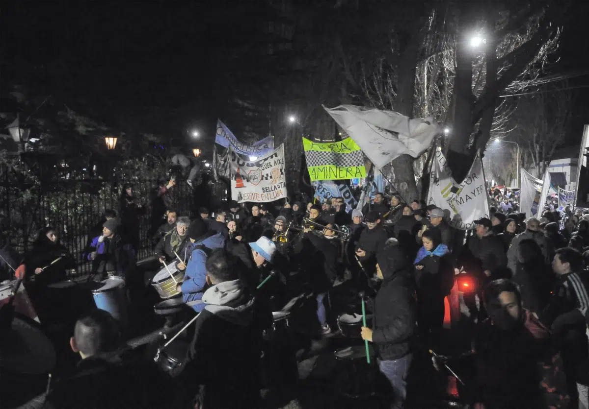 Policías autoconvocados: marcha masiva contra la inacción del gobernador Claudio Vidal - Foto: OPI Santa Cruz/Francisco Muñoz