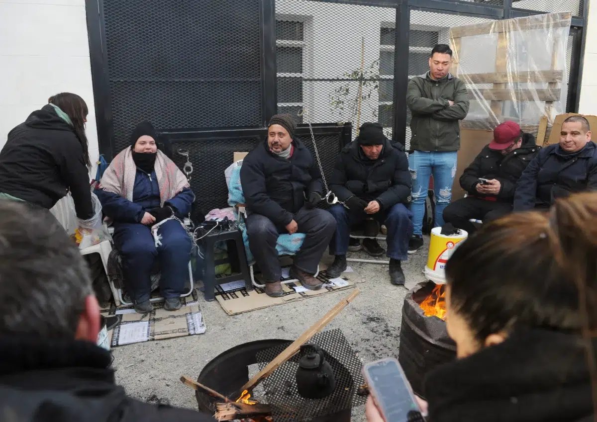 Policías encadenados en la reja ¿Permitirán mañana el ingreso de funcionarios y personal a casa de gobierno? - Foto: OPI Santa Cruz/Francisco Muñoz