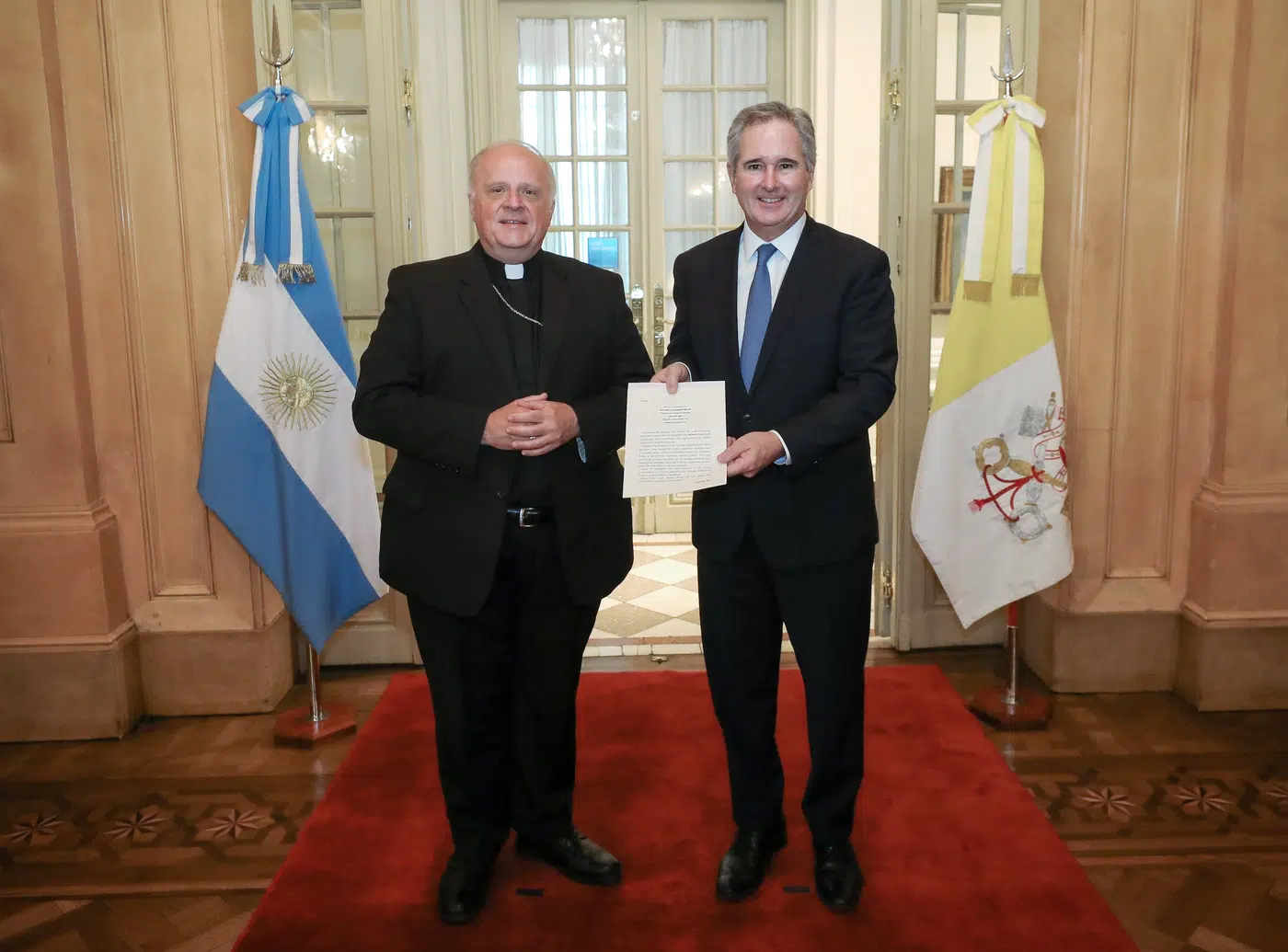 El canciller Pablo Quirno recibió al nuevo nuncio apostólico - Foto: Cancillería El canciller Pablo Quirno recibió al nuevo nuncio apostólico - Foto: Cancillería